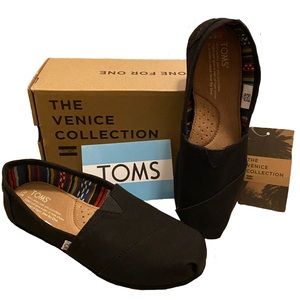TOMS *NWT in Box* Womens Solid black 6.5